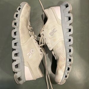 Ex-girlfriend’s On Running woman’s cloud 5 shoes (USED)